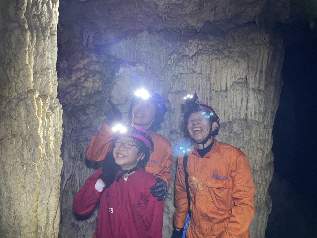 ゴールデンケイブ、洞窟、鍾乳石、鍾乳洞、探検、冒険、ヘッドライト、沖縄、石垣